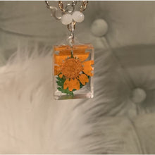Load image into Gallery viewer, Stones and flowers - Stone and Flower Necklace
